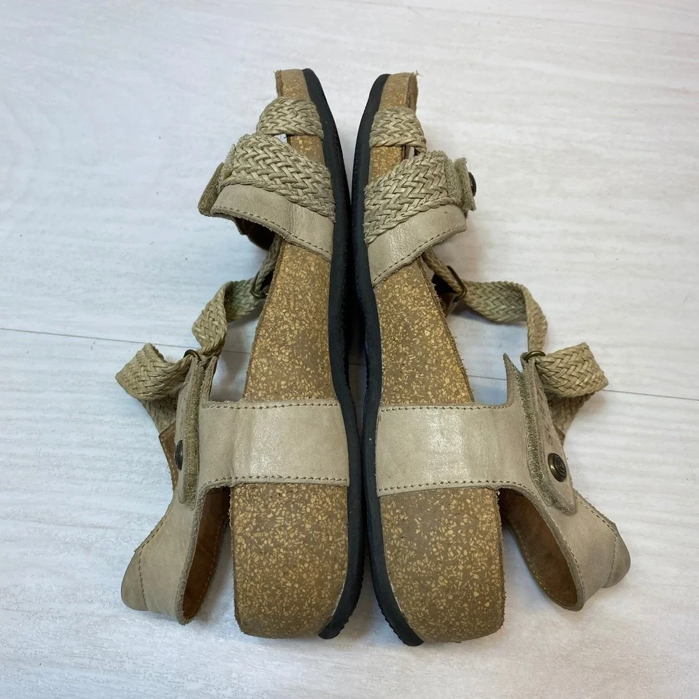Taos Footwear pre owned